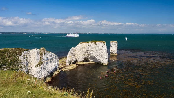 Velho Harry Rocks e barcos em Dorset — Fotografia de Stock