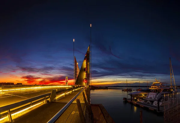 Zwillingssegelbrücke im Pool bei Sonnenuntergang — Stockfoto