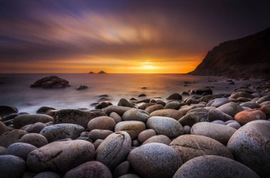 Cornwall Porth Nanven güneşbatıyor