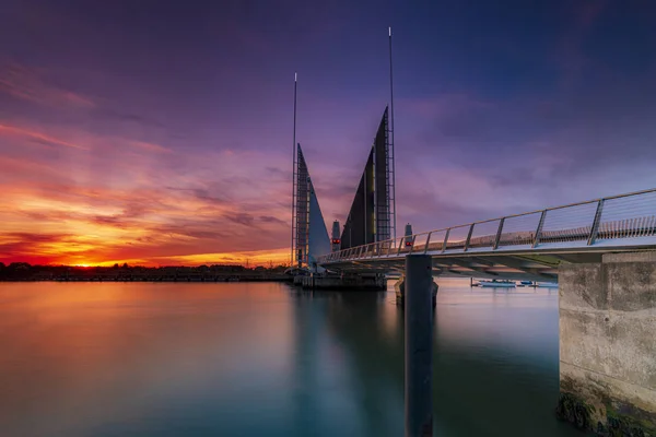Gün batımında Poole'da ikiz yelkenli köprü