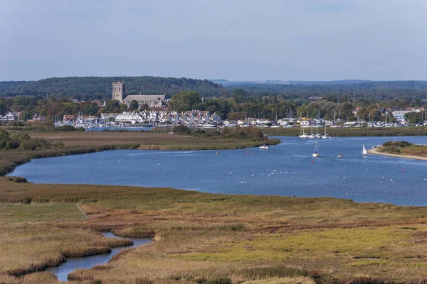 Dorset'teki Christchurch Priory'ye liman manzarası