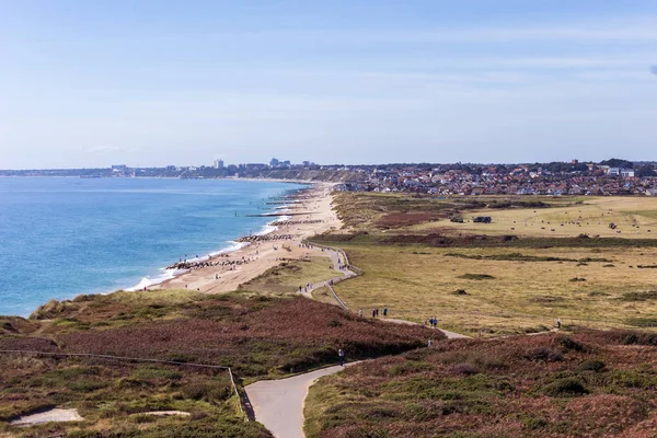 Widok na plażę przez Hengistbury Head w Dorset — Zdjęcie stockowe