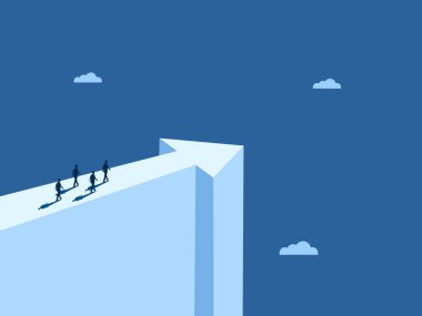 Bir yamaçta duran iş adamları takımı, yeni bir yön gösteren oklar.