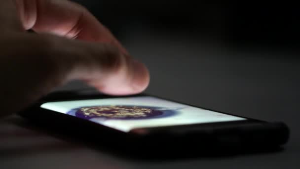 Close Uma Mão Usando Telefone Celular Olhando Para Portfólio Gostando — Vídeo de Stock