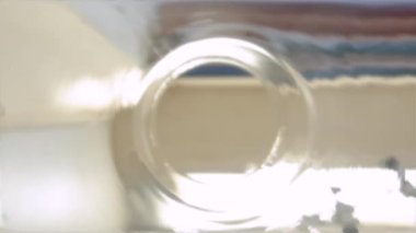 Erlenmeyer şişesi denilen bir deney şişesinin içindeki kimyasal testin görüntüsü. Seçici odak