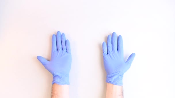 Mannenhanden Die Blauwe Wegwerphandschoenen Uittrekken — Stockvideo
