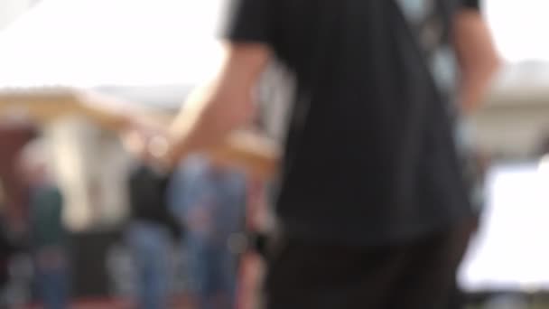 在音乐节上弹奏的吉他手的背景图 — 图库视频影像