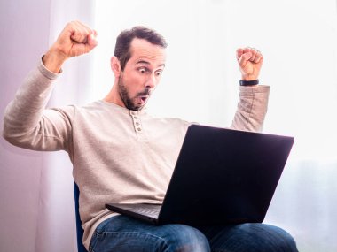 Kollarını kaldırmış bir adam işte bazı başarılar elde ettiği için ya da piyangoyu kazandığı için.