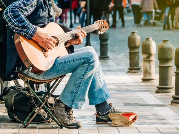 Homem Camisa Xadrez Jeans Tocando Guitarra Rua Para Ganhar Vida — Fotografia de Stock