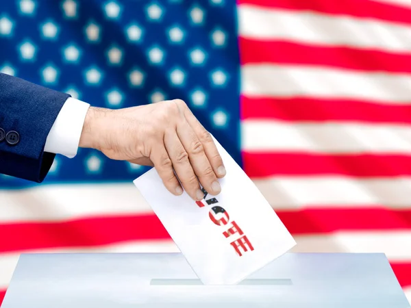Die Hand Eines Mannes Bei Der Stimmabgabe Zur Präsidentschaftswahl Mit — Stockfoto