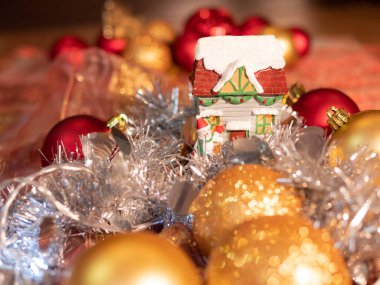 Noel ağacını süslemek için toplar, ışıklar ve çelenkler gibi Noel süsleri. Seçici odak.