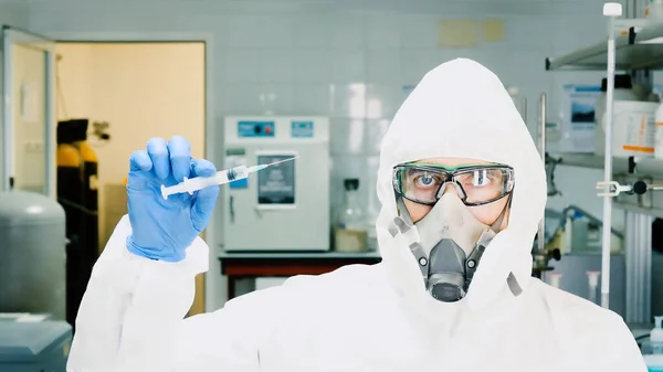 Scientist Showing Syringe Cure Disease Laboratory — Stock Photo, Image