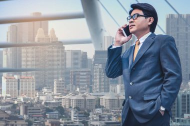 işadamı city adlı smartphone kullanarak takım elbiseli