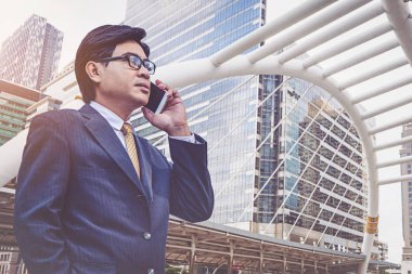 işadamı city adlı smartphone kullanarak takım elbiseli