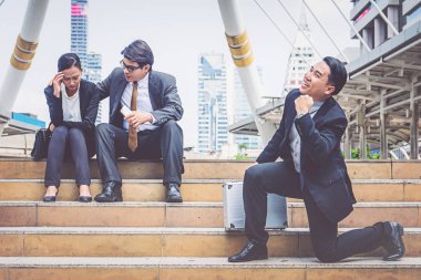 Genç mutlu işadamı hüzünlü konuşmak kurumsal dalga