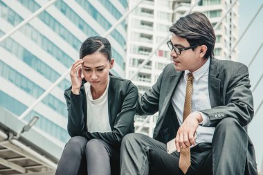 Merdivenlerde oturan iki depresif iş