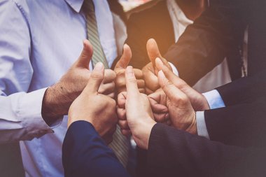 Başarılı iş adamları başparmak yukarı ve gülümseyen, iş takım ile