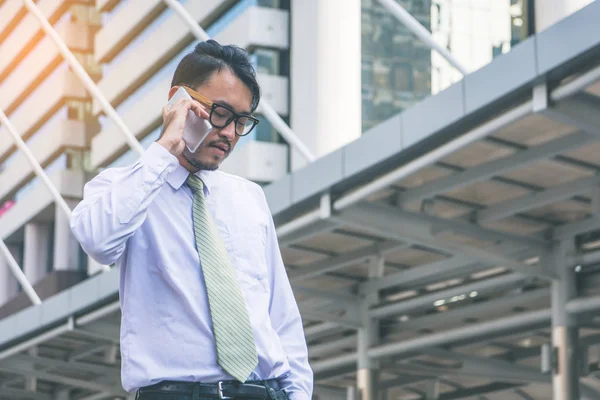 Hombre Negocios Traje Usando Teléfono Inteligente Ciudad — Foto de Stock