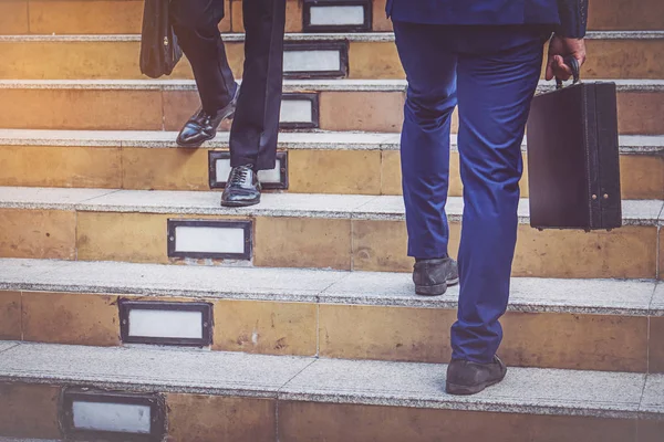 Empresarios Caminando Por Ciudad — Foto de Stock