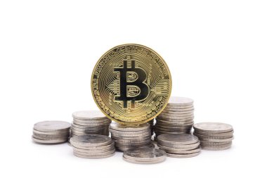 Bitcoin ve beyaz arka plan üzerinde paralar
