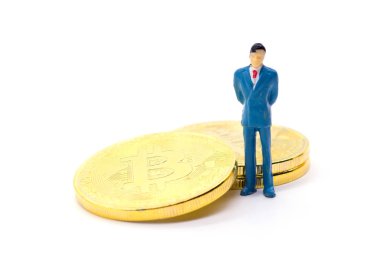 Oyuncak işadamı ve beyaz arka plan üzerinde Bitcoin