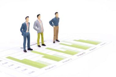 Minyatür bir grafik grafik finansal duran işadamları rakamlar