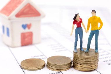 Minyatür kaç kişi ve yığın demir deyim ve evin arkasında. tasarruf ve kredi kavramı. 