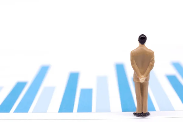 Miniaturowe Figurki Biznesmenów Stojąc Wykresie Wykres Finansowych — Zdjęcie stockowe