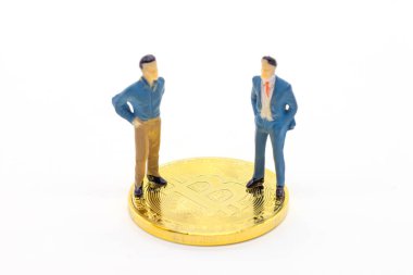 Minyatür işadamı ve beyaz arka plan üzerinde Bitcoin