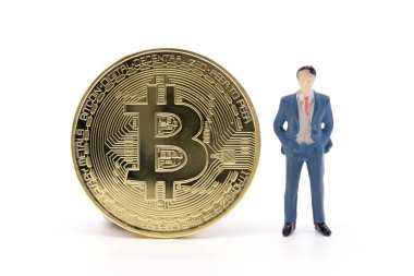 Minyatür işadamı ve beyaz arka plan üzerinde Bitcoin
