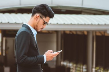 işadamı city adlı smartphone kullanarak takım elbiseli