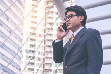 işadamı city adlı smartphone kullanarak takım elbiseli