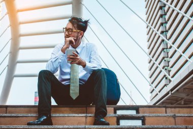 işadamı city adlı smartphone kullanarak takım elbiseli