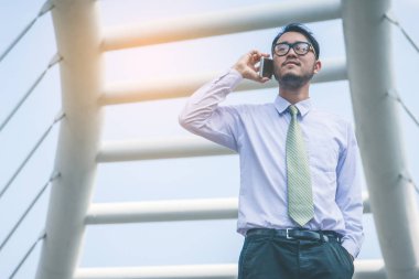 işadamı city adlı smartphone kullanarak takım elbiseli