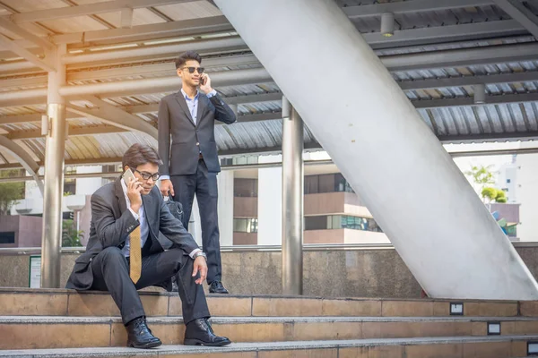 Equipo Negocios Trabajando Ciudad Buscando Teléfono Móvil —  Fotos de Stock