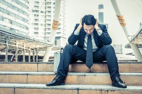 Jovem Homem Negócios Deprimido Sentado Nas Escadas — Fotografia de Stock