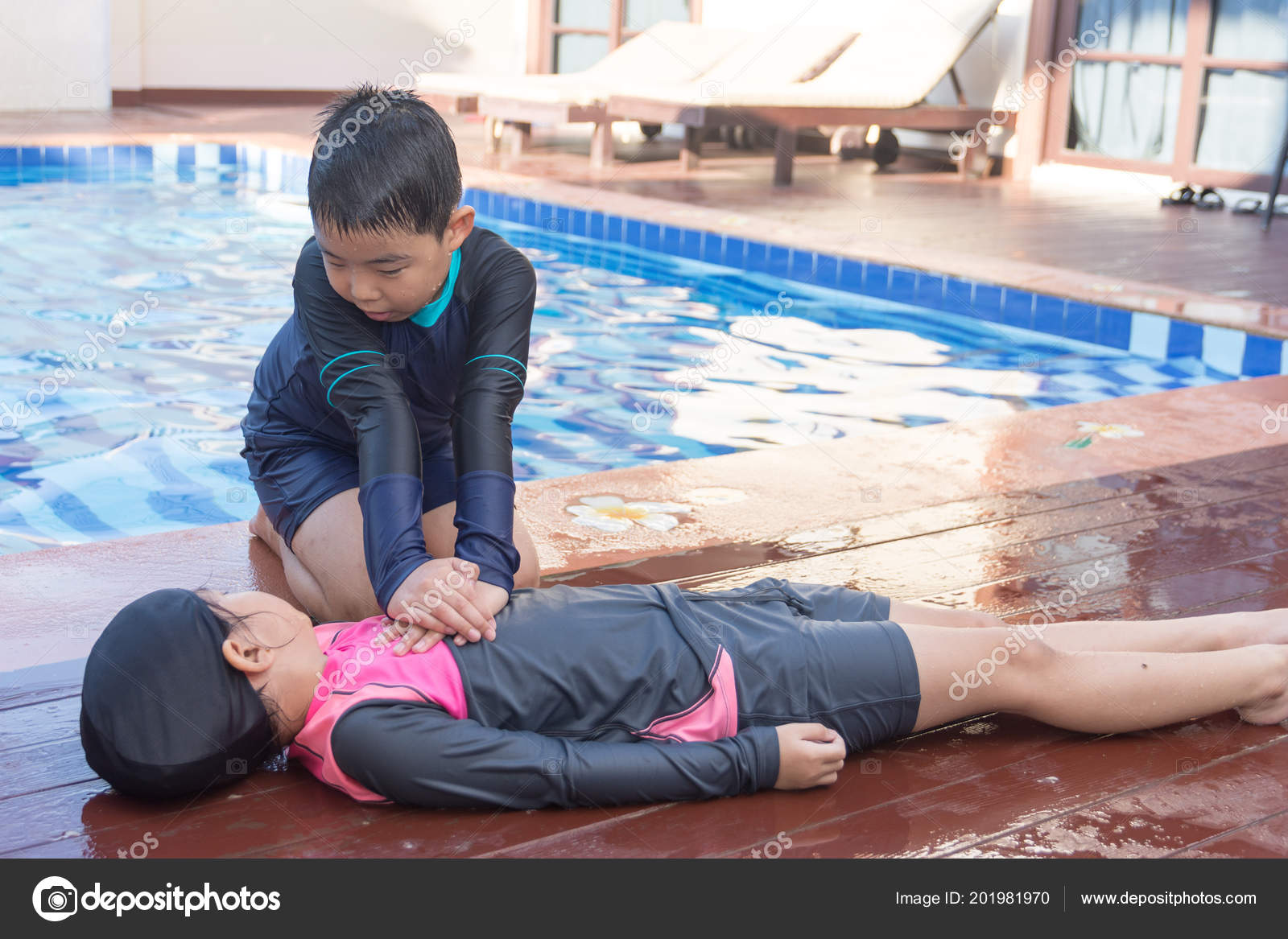 Boy Helping Drowning Child Girl Swimming Pool Doing Cpr — Stock Photo