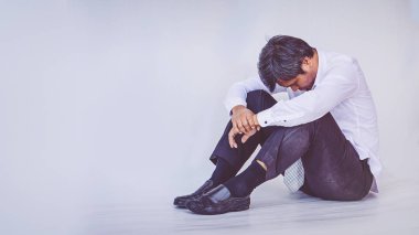 katta oturan depresif iş adamı