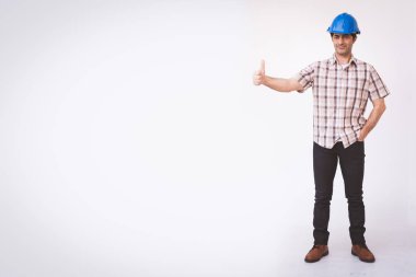 Arap mühendis adam mavi kap kask giymek 