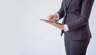 Genç işkadını tablet kullanma