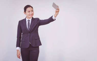 Akıllı telefon kullanan genç bir iş kadını