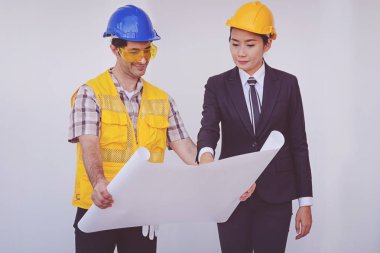 İnşaat müdürü ve planları seyir mühendisi