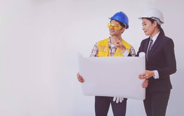 İnşaat müdürü ve planları seyir mühendisi