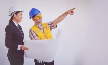 İnşaat müdürü ve planları seyir mühendisi