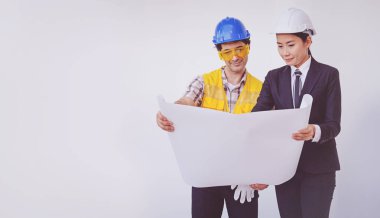 İnşaat müdürü ve planları seyir mühendisi