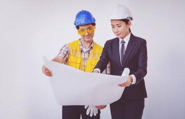 İnşaat müdürü ve planları seyir mühendisi