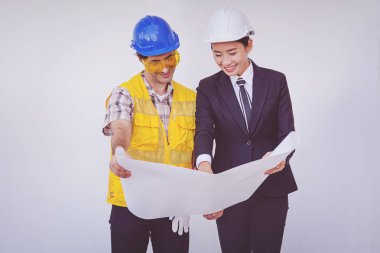 İnşaat müdürü ve planları seyir mühendisi