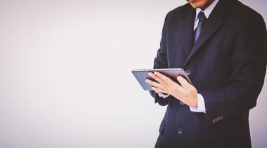Dijital tablet kullanan mutlu iş adamı 