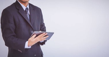 Dijital tablet kullanan mutlu iş adamı 