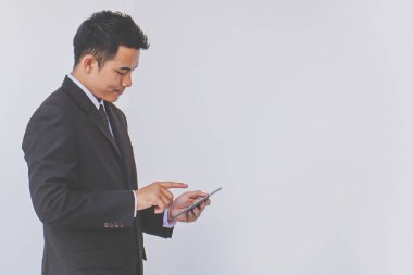 Dijital tablet kullanan mutlu iş adamı 